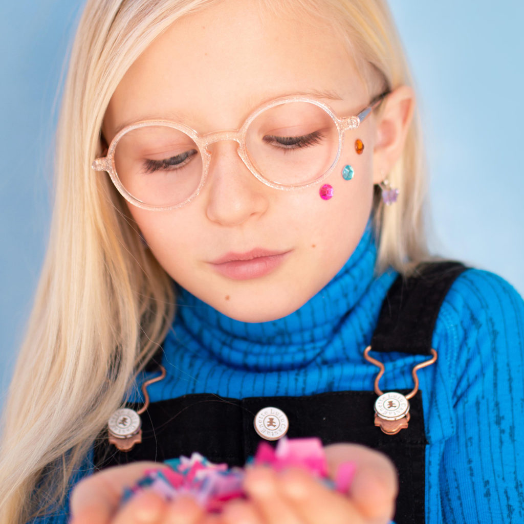 jeune fille portant lunettes de vue Tête à lunettes modèle mini Spritz en acétate beige paillette