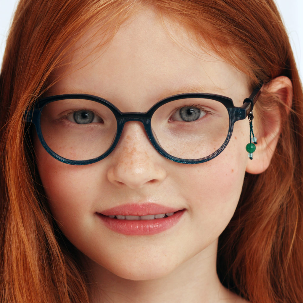 jeune fille portant lunettes de vue Tête à lunettes modèle 68 en acétate de couleur noir et bleu