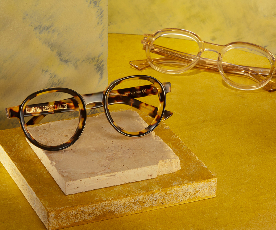 Deux lunettes de vue rondes Cutler and Gross modèle 1384 en acétate couleur écaille et couleur beige crystal
