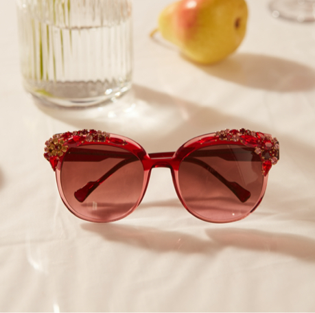 lunettes de soleil forme papillon Caroline Abram modèle rose et rouge en acétate