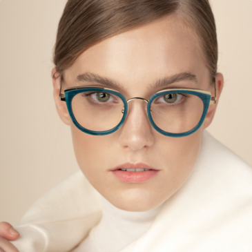 femme portant lunettes de vue cat eye Res Rei couleur bleue turquoise