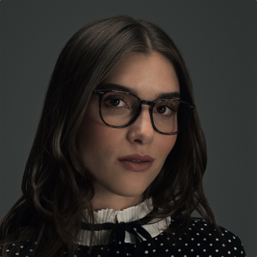 Femmes portant des lunettes carrées Lunor modèle A11 en acétate de couleur écaille foncée