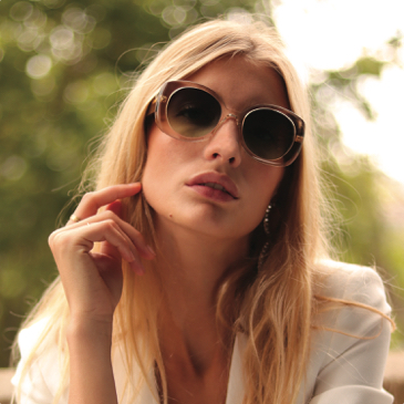 femme portant des grandes lunettes de soleils Nathalie blanc modèle Leslie en acétate de couleur crystal beige