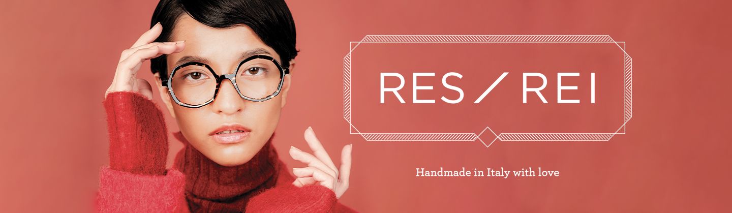 femme qui porte des lunettes de vue rondes Res Rei modèle Colosso en acétate de couleur écaille foncée