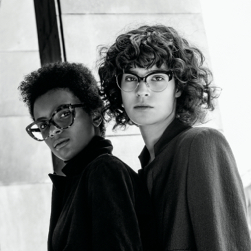 deux femmes portant des lunettes de vues Cutler and Gross modèle en acétate noir et écaille