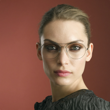 femme portant des lunettes de vue Lindberg modèle Rim en titane argent