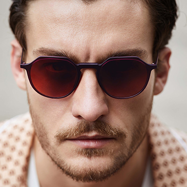 homme portant lunettes de soleil Talla modèle CECE en acétate de couleur violet/rouge