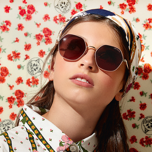 jeune fille portant lunettes de soleil carrées little Paul & Joe modèle en métal couleur rose
