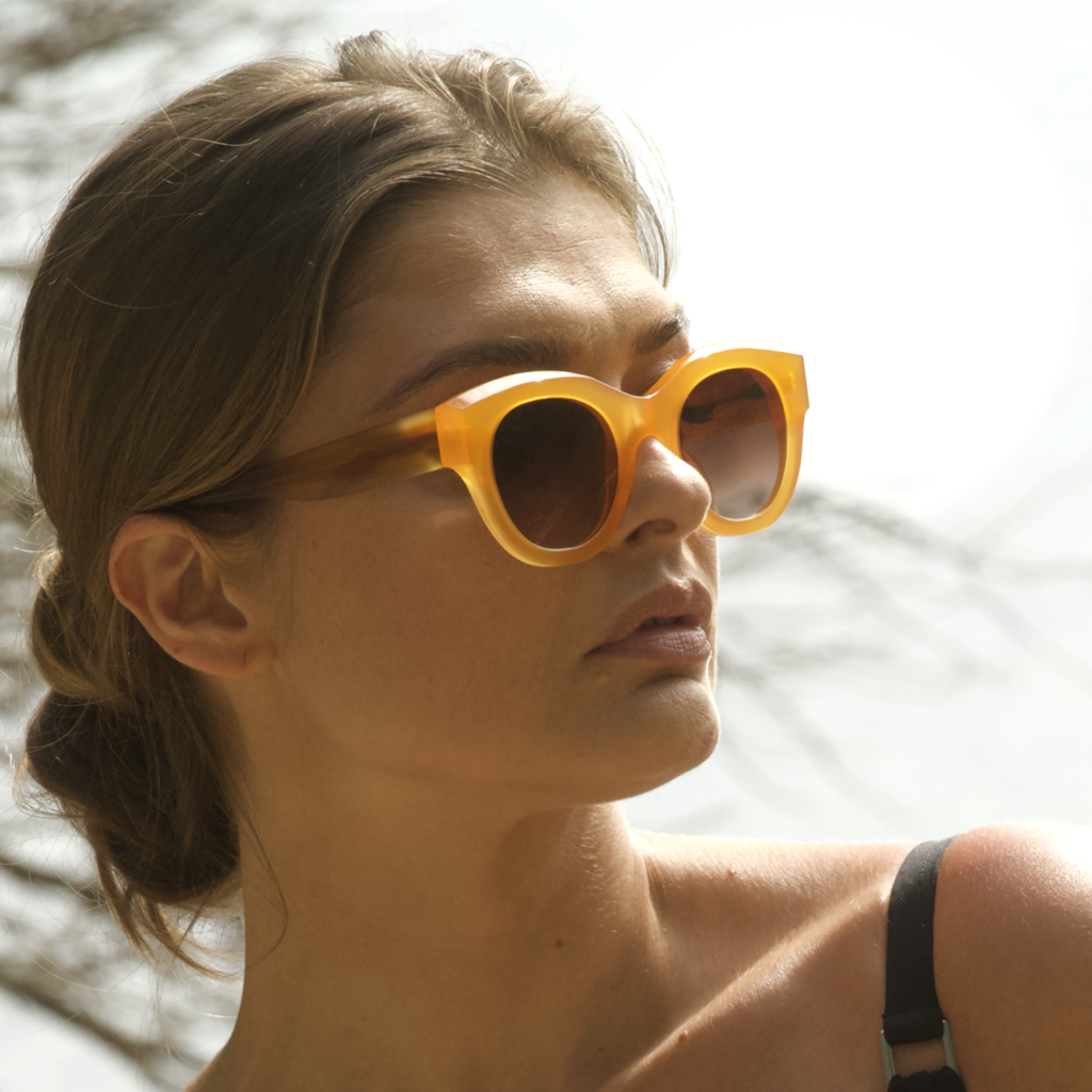 femme portant lunettes de soleil Lazuli modèle Cala rossa en acétate couleur jaune toscan