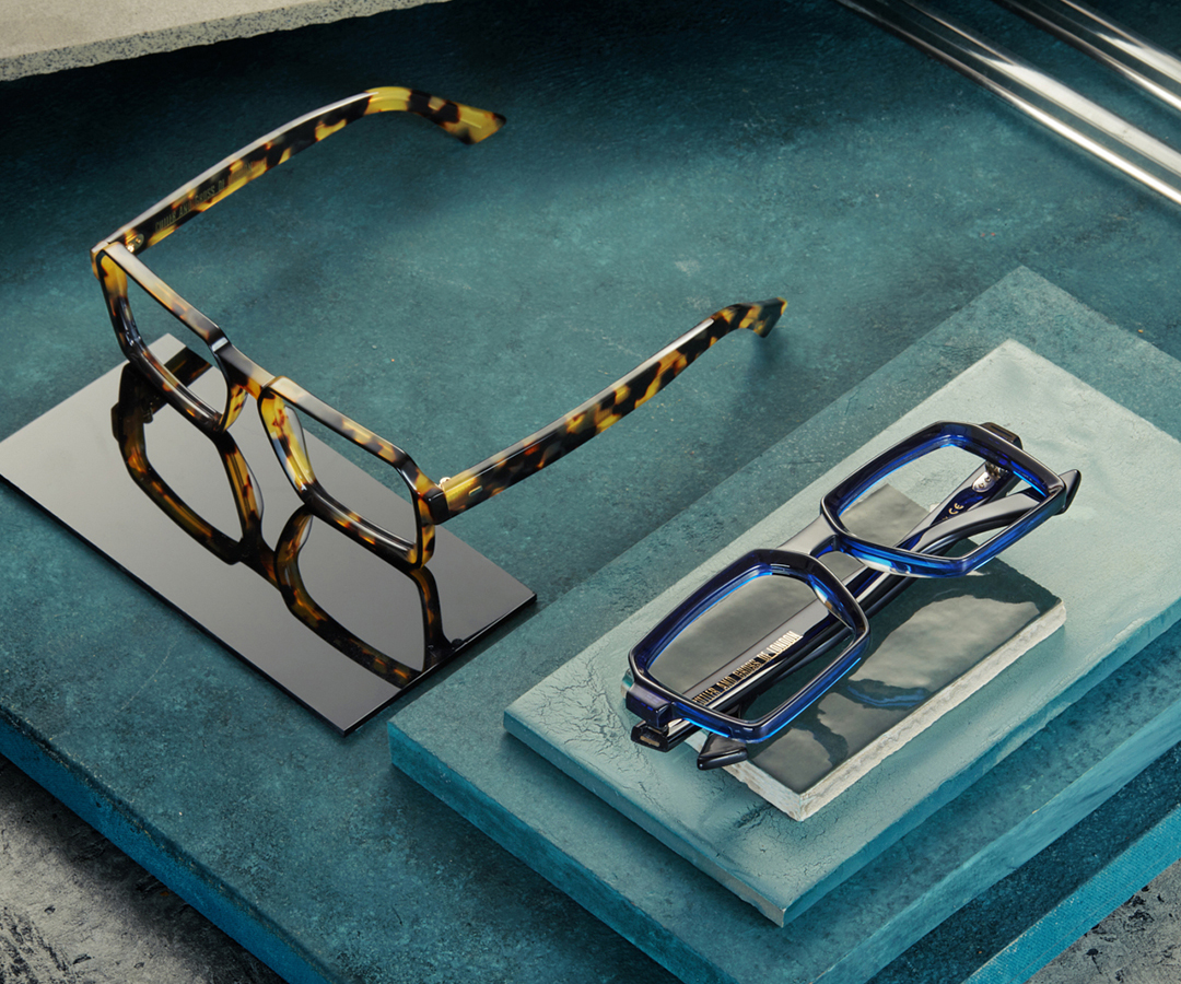 deux lunettes de vue rectangulaires modèle en acétate écaille blonde et bleu